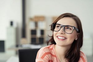 Moça sorrindo - Como escolher um negocio